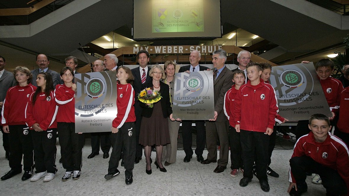 Gruppenfoto bei der Ernennung der Eliteschulen des Fußballs in Freiburg